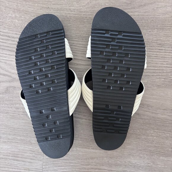 ROAM White Crescent Quilt Slides 42 / 10 - Picture 2 of 2